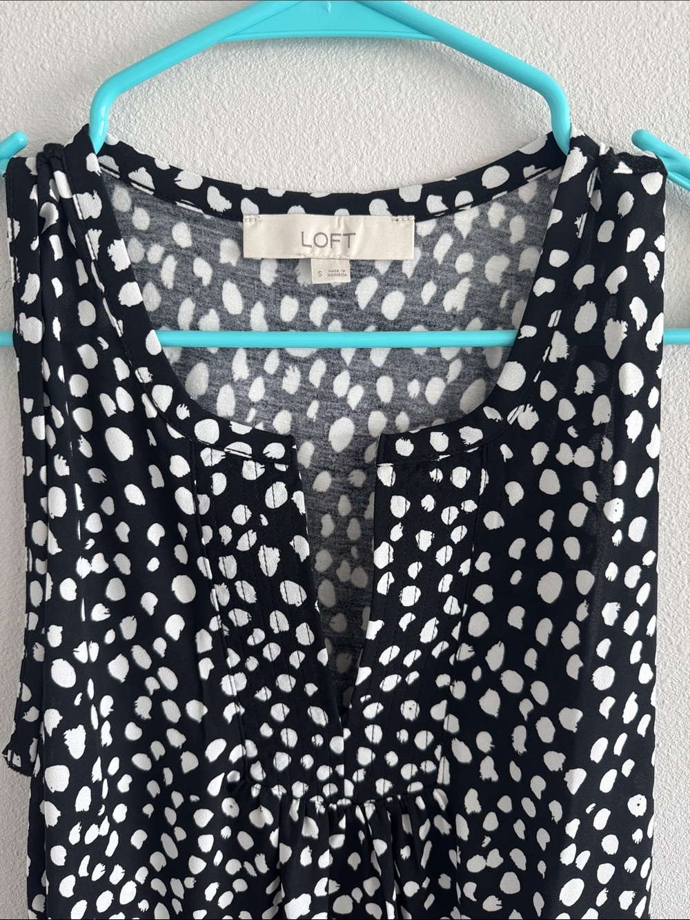 LOFT Black and White Dot V-Neck Sleeveless Top - Picture 2 of 4